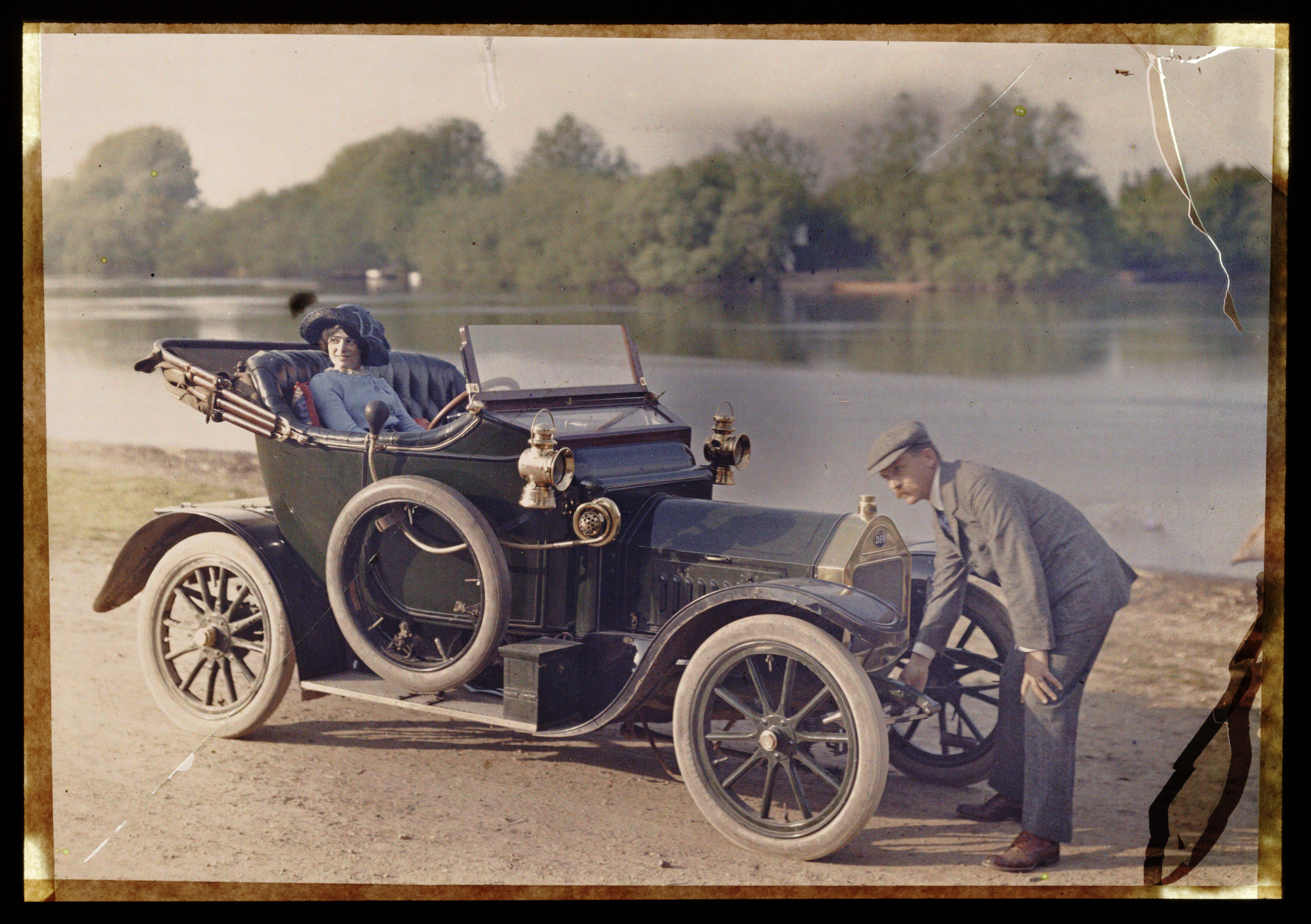 Anon, Couple with a motor car, c.1910 Autochrome