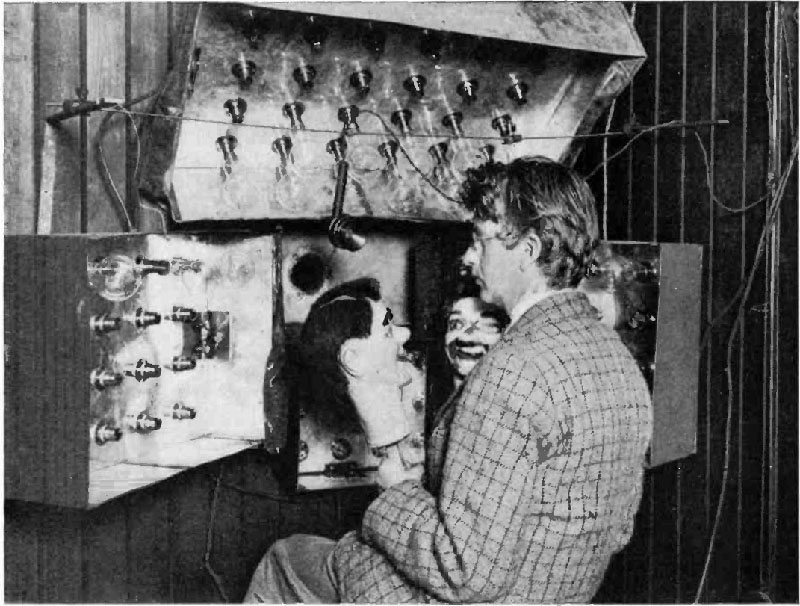 John Logie Baird al lavoro su un sistema televisivo