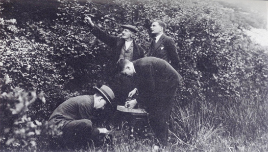 BBC engineers prepare the Marconi-Sykes microphone for the 1924 broadcast, (A G D West at top right). The man in the flat cap pointing is the Harrisons' gardener. (Copyright unknown)