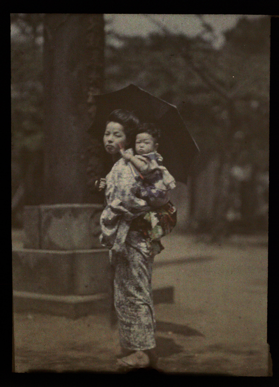 Woman and child, Japan, Helen Messinger Murdoch, The Royal Photographic Society Collection, National Media Museum / SSPL
