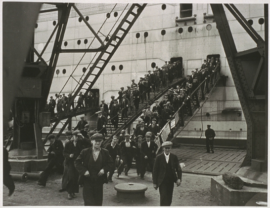 Workers pictured streaming out of the Queen Mary liner, James Jarché, Daily Herald Archive, National Media Museum Collection / SSPL