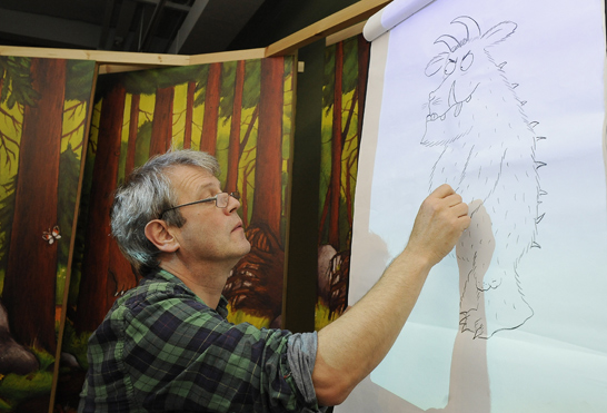 Axel Scheffler drawing the Gruffalo