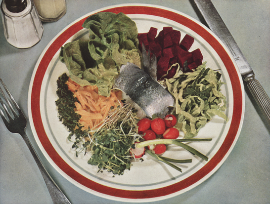 Plate with fish surrounded by vegetables, 1941, John Hinde, The Royal Photographic Society Collection © National Media Museum, Bradford / SSPL. Creative Commons BY-NC-SA