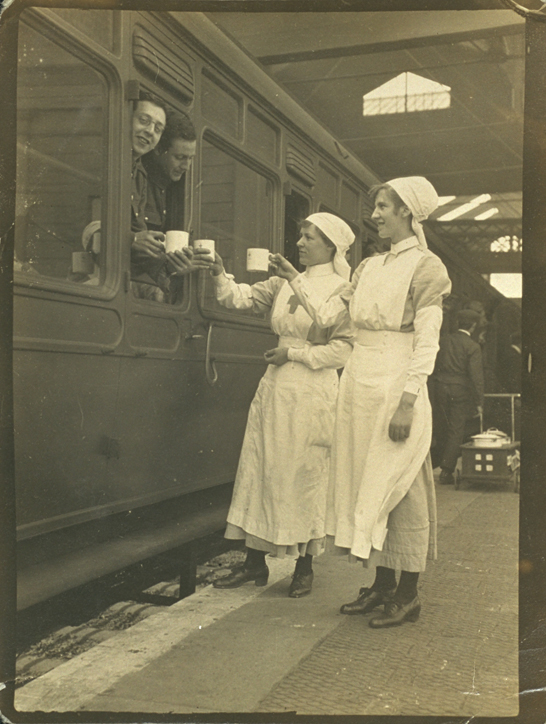 Red Cross workers give drinks to soldiers, Banbury Station © Daily Herald / National Media Museum, Bradford / SSPL