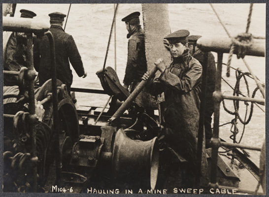 Hauling in a minesweeping cable, c. 1915, unknown photographer © National Media Museum, Bradford / SSPL. Creative Commons BY-NC-SA
