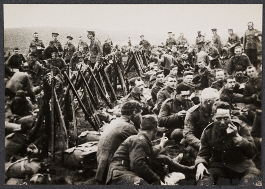 Soldiers eating, c. 1915, unknown photographer © National Media Museum, Bradford / SSPL. Creative Commons BY-NC-SA