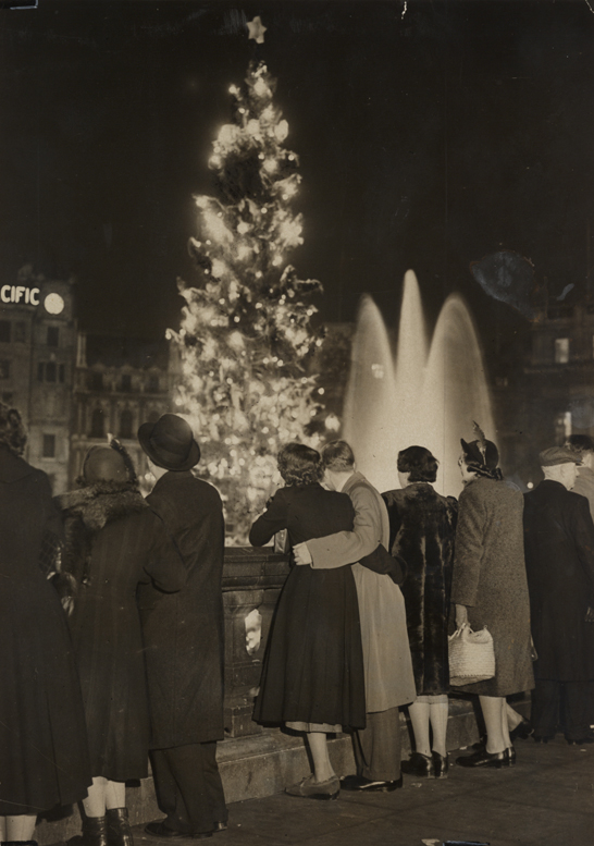 Christmas carols in Trafalgar Square, 20 December 1950, F Greaves © Daily Herald / National Media Museum, Bradford / SSPL