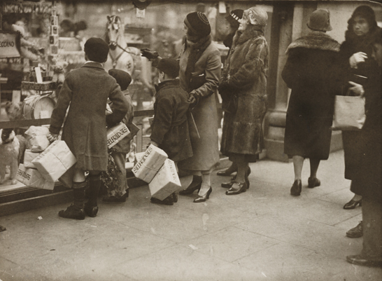 'Christmas shopping rush - one final glance in the window', 20 December 1933, James Jarché © Daily Herald / National Media Museum, Bradford / SSPL