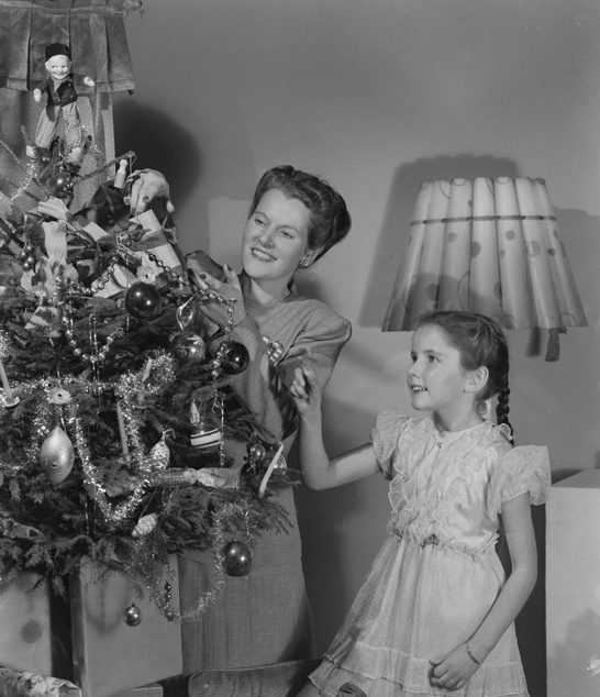Woman and girl decorating a Christmas tree, c.1950, Photographic Advertising Limited © National Media Museum, Bradford / SSPL. Creative Commons BY-NC-SA