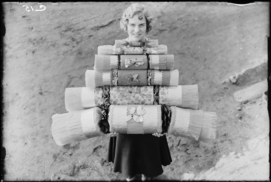 Woman carrying Christmas crackers, 14 December 1932, George Woodbine © Daily Herald / National Media Museum, Bradford / SSPL