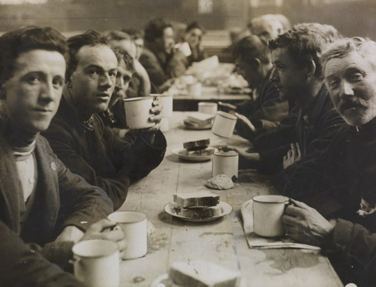 Blackfriars free breakfast, c. 1933, Daily Herald © National Media Museum, Bradford / SSPL. Creative Commons BY-NC-SA