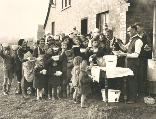 Striking miners' families receive food from soup kitchen, 11 December 1935, Keystone © National Media Museum, Bradford / SSPL. Creative Commons BY-NC-SA