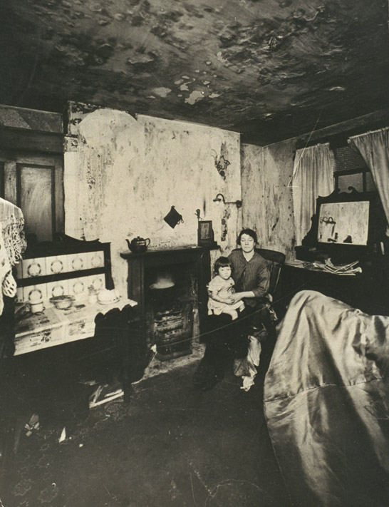 Woman and child in slum housing scene, Liverpool, c. 1935, Daily Herald © National Media Museum, Bradford / SSPL. Creative Commons BY-NC-SA