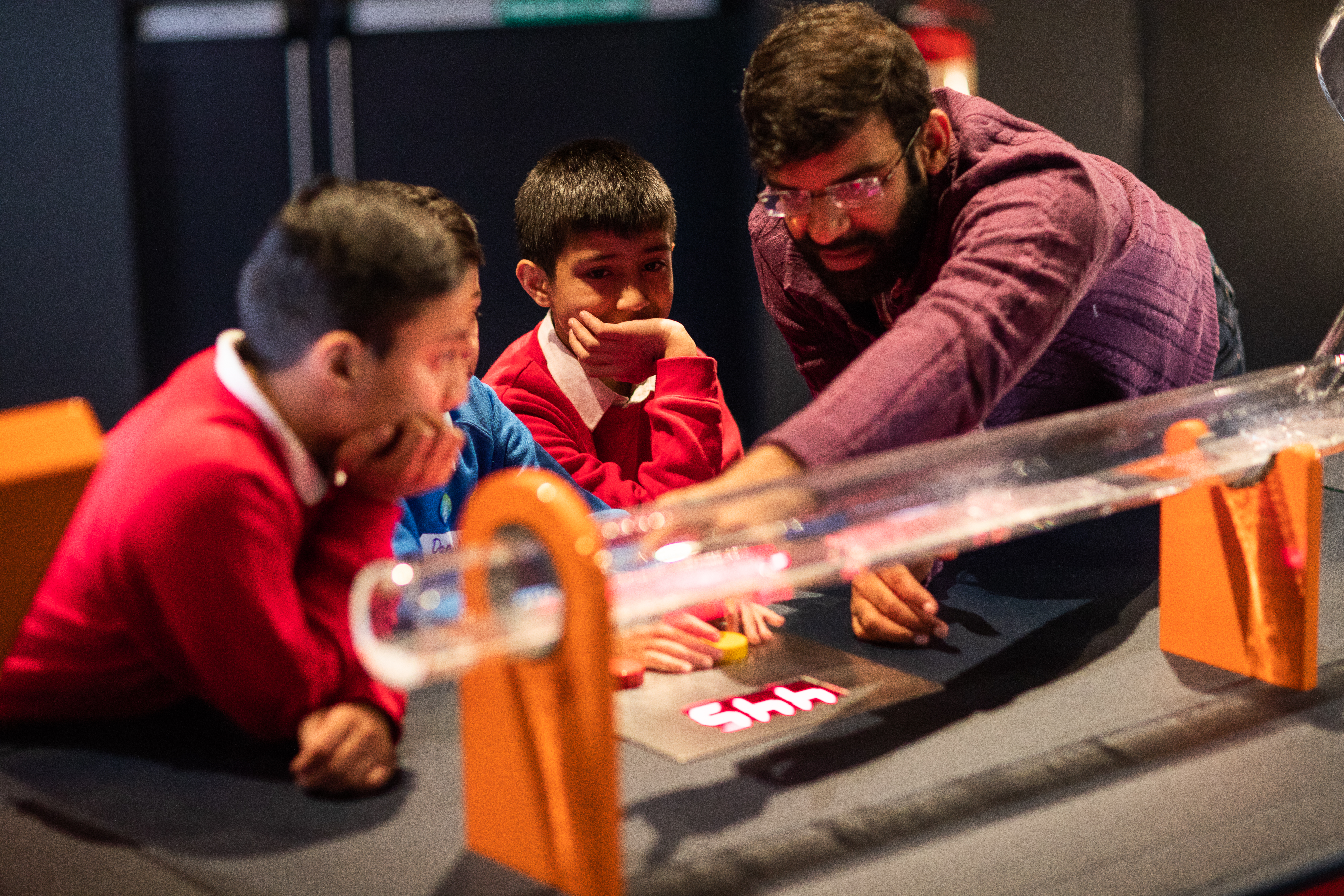 A STEM Ambassador from 7Subsea talks to pupils about sound and light