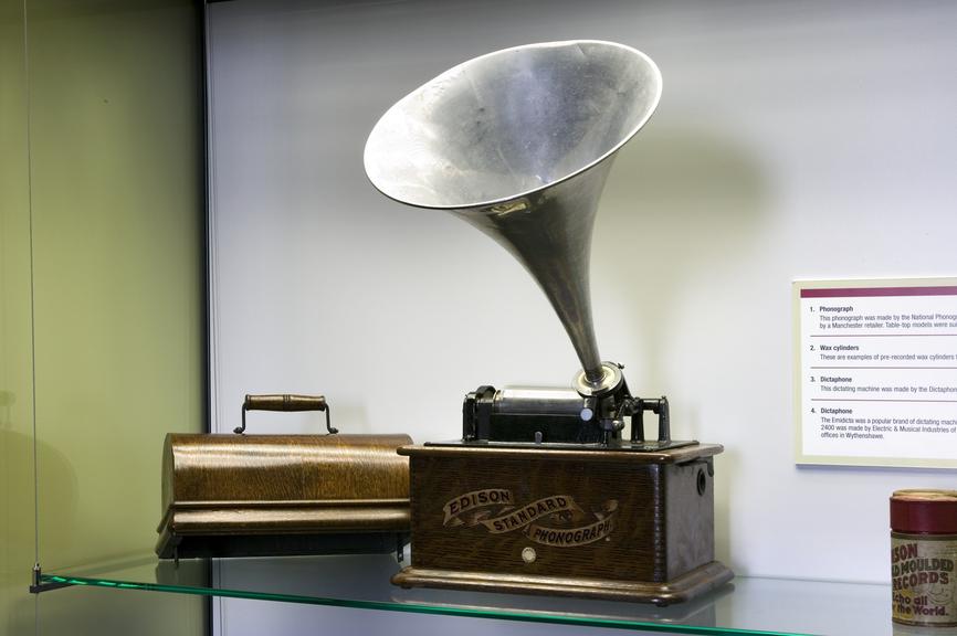 Edison-type phonograph with loudspeaker and crank