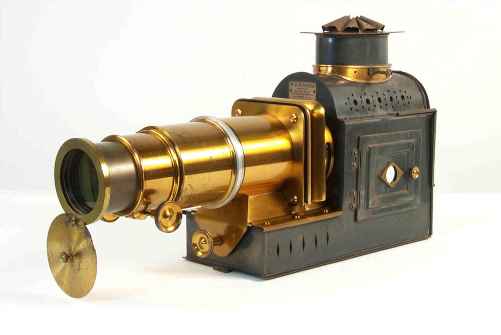 Magic lantern projector with extendable lens, made of brass and iron