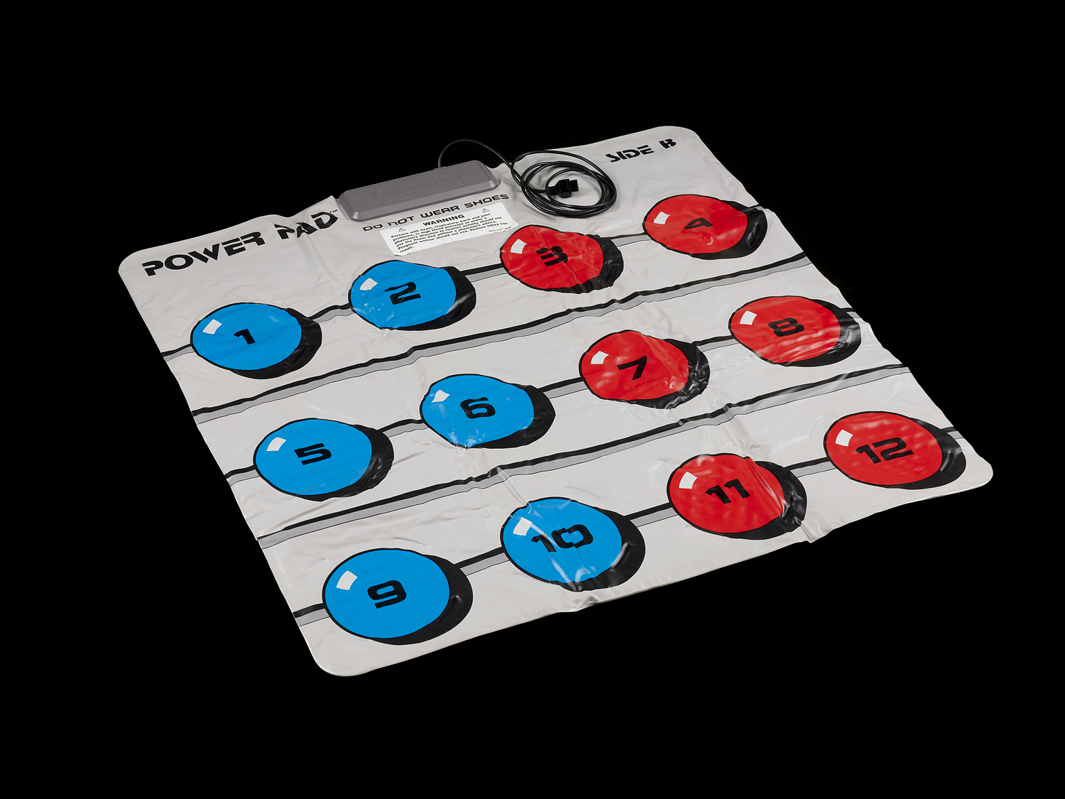 A square mat with blue and red circles numbered 1 to 12