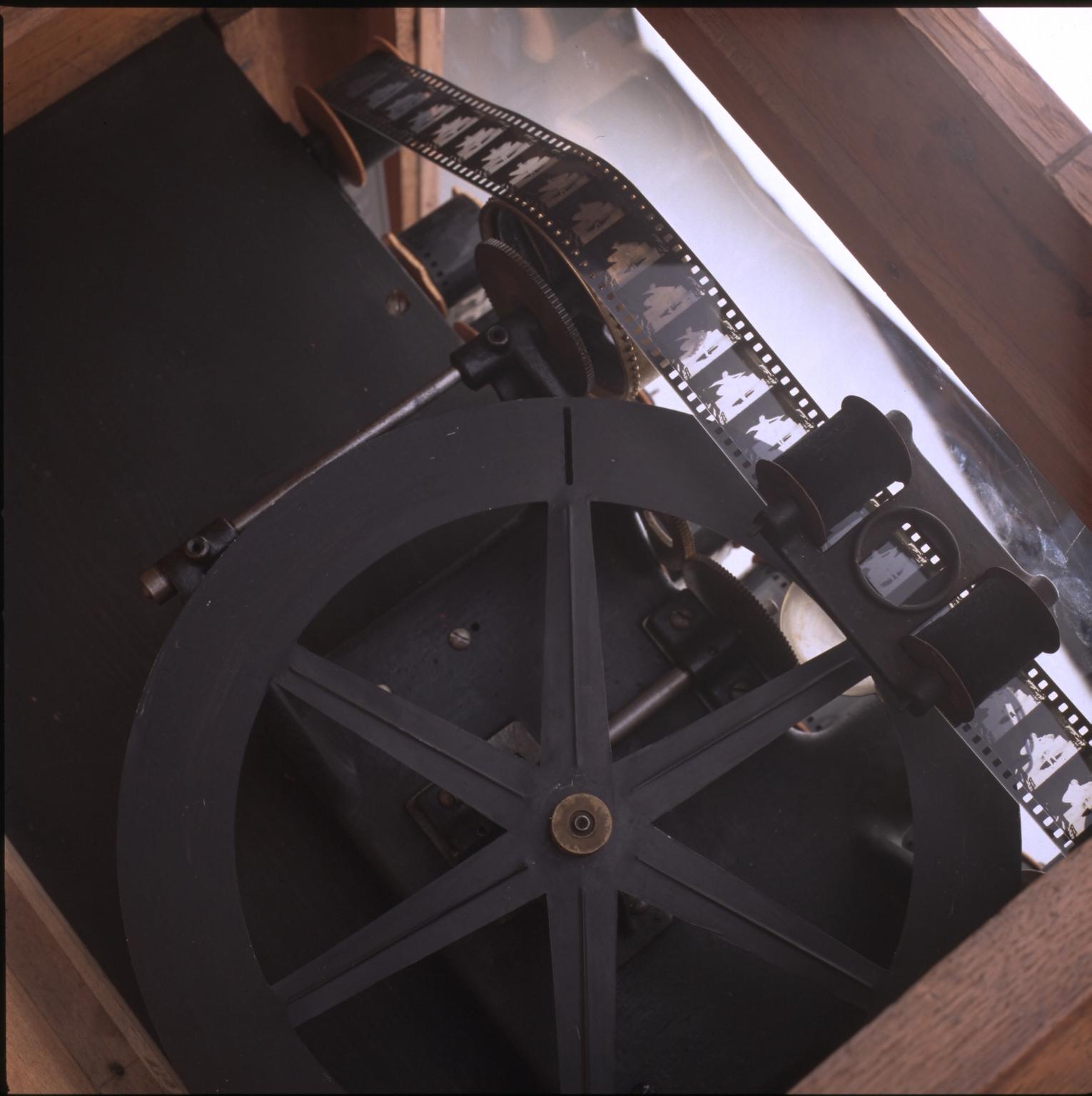 Edison Kinetoscope, close-up of interior from top 