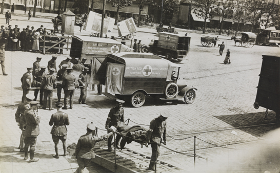 British Red Cross attending to wounded soldiers, Robert Watson © Daily Herald / National Media Museum, Bradford / SSPL