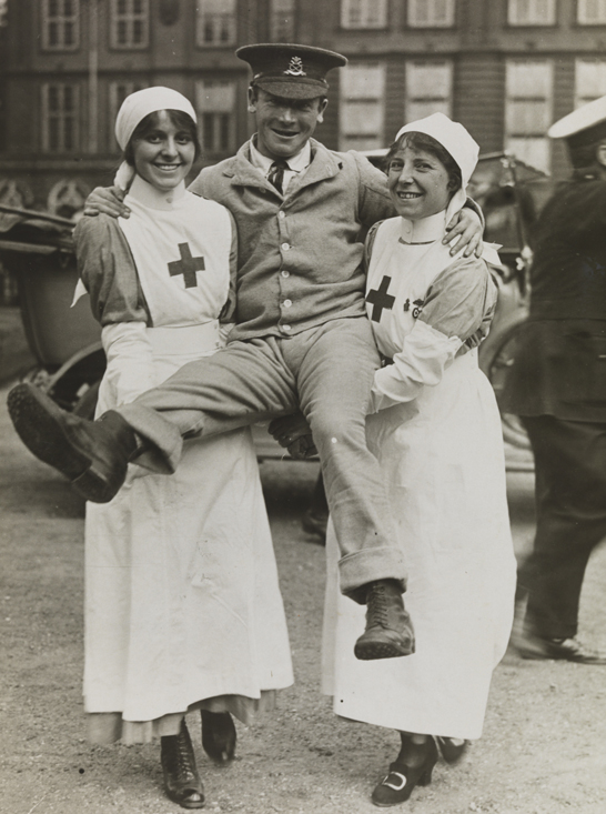 Two nurses holding a soldier © Daily Herald / Alfieri Picture Service