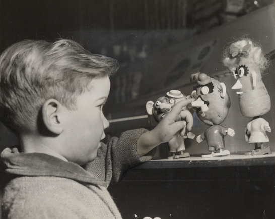 'Christmas is Coming', 7 December 1954, A Tanner © Daily Herald / National Media Museum, Bradford / SSPL