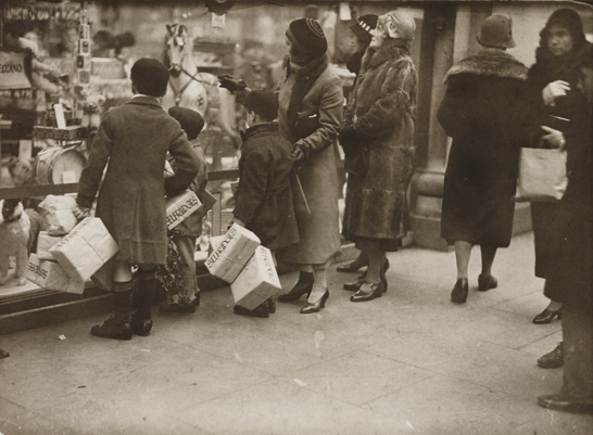 'Christmas shopping rush - one final glance in the window', 20 December 1933, James Jarché © Daily Herald / National Media Museum, Bradford / SSPL
