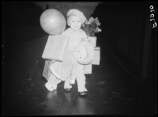 Young shopper, 22 December 1937, Edward George Malindine © Daily Herald / National Media Museum, Bradford / SSPL