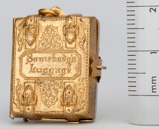 Locket with 12 portraits of the performers Tom Thumb and Lavinia Warren, c. 1864, The Royal Photographic Society Collection © National Media Museum, Bradford / SSPL