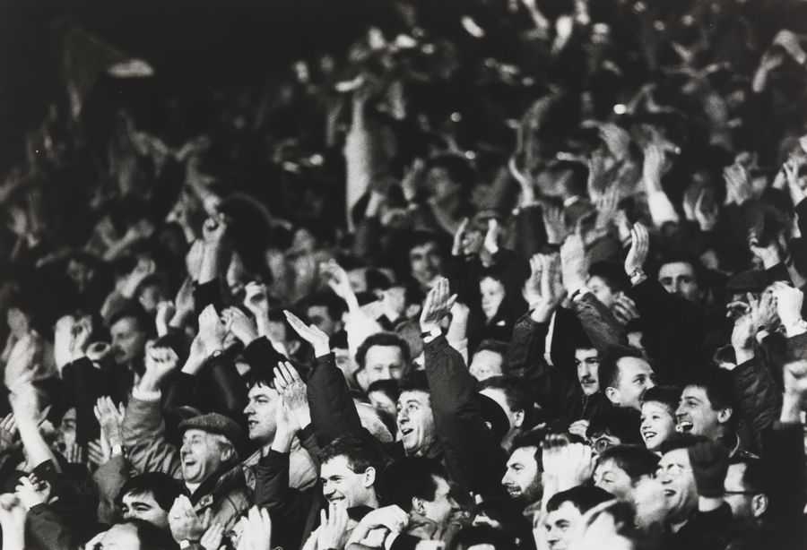 Crowd with man clapping © Eamonn McCabe National Science and Media Museum Collection