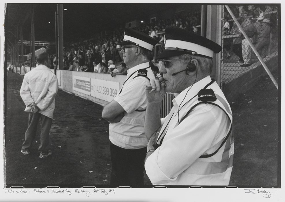 'It's a draw', Halifax v Bradford City, The Shay. 24 July 1999 © Ian Beesley National Science and Media Museum Collection