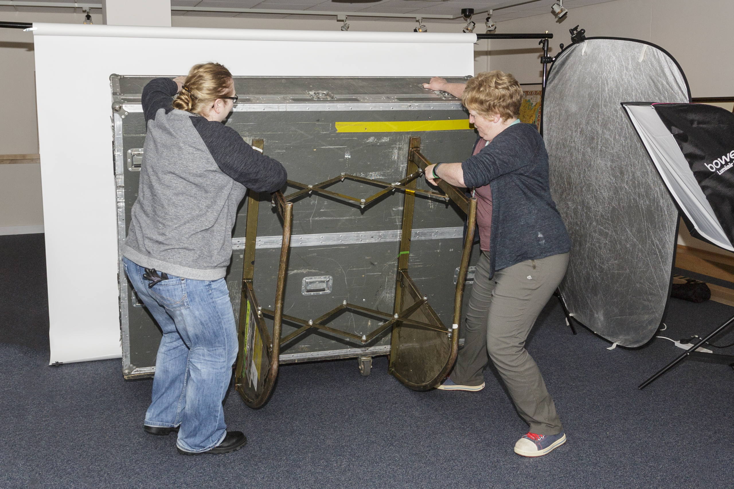 The XL3 is a bit of a monster: 2m by 1.5m and 350kg, with 1254 knobs, 2410 buttons, 68 faders. Here’s Annie and Conservation Manager Emma Hogarth learning how to handle it.