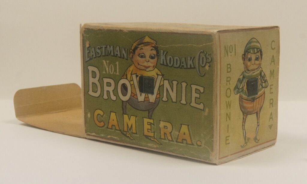 Side view of the camera box, with flaking edges conserved