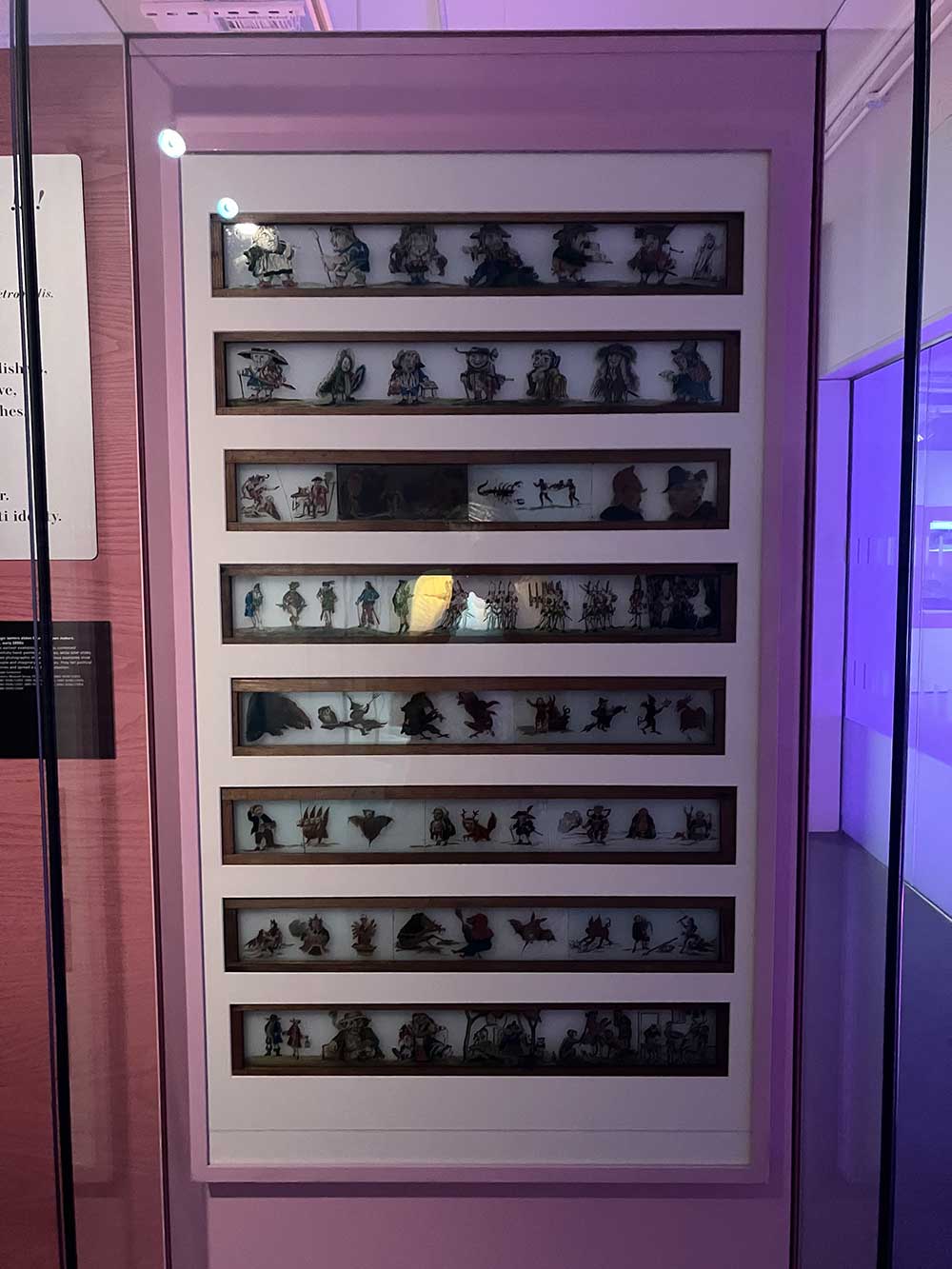 The slides displayed on gallery without illumination